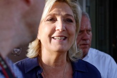 Conference de presse de Marine Le Pen a La Reunion