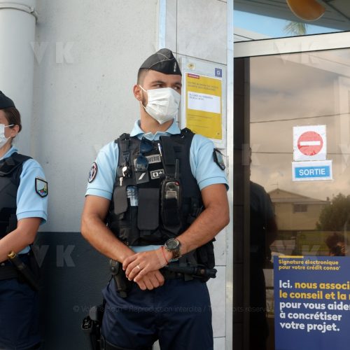 Les gendarmes reservistes en renfort du dispositif de securite aux abords des etablissements bancaires pendant le confinement © Valérie Koch - Reproduction interdite / Tous droits réservés