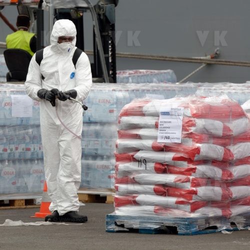 Chargement et desinfection du fret a destination de Mayotte © Valérie Koch - Reproduction interdite / Tous droits réservés