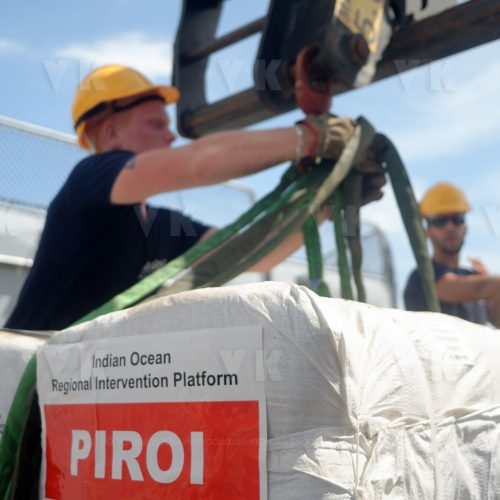 La fregate Nivose charge du fret humanitaire a destination du Mozambique © Valérie Koch - Reproduction interdite / Tous droits réservés