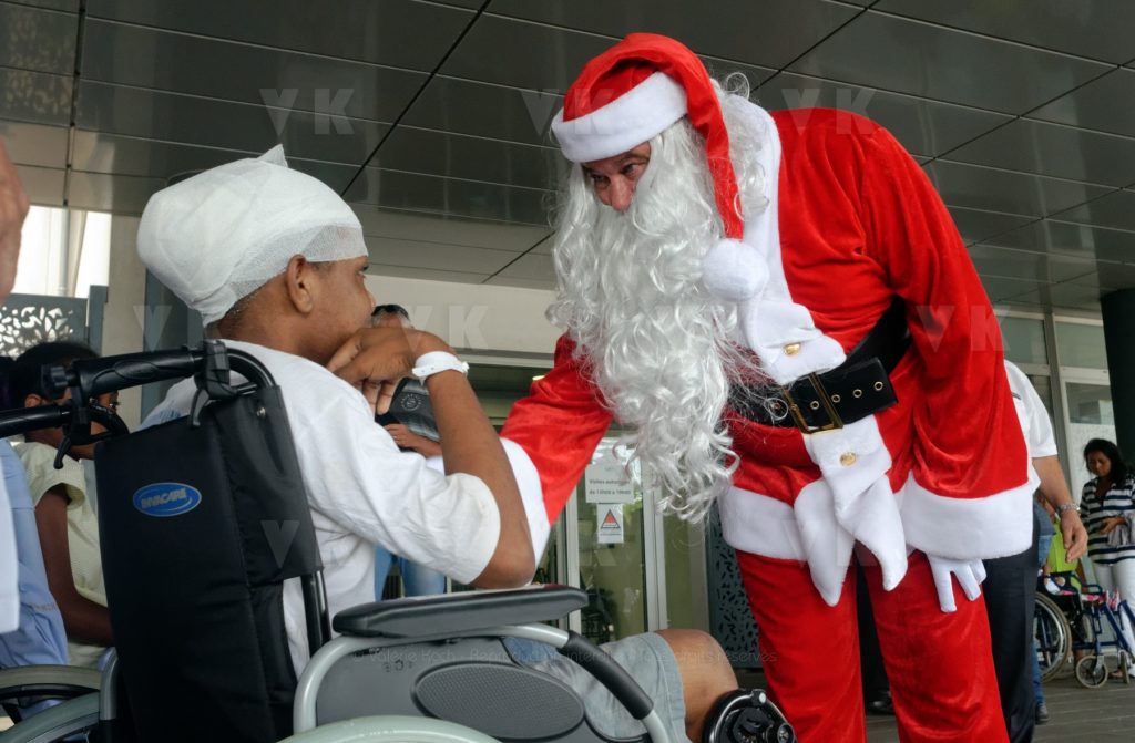 Pere Noel Police Nationale au CHU Sud Reunion © Valérie Koch - Reproduction interdite / Tous droits réservés