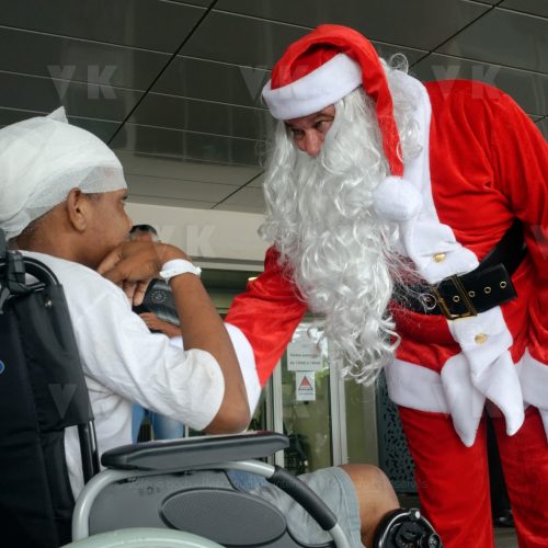 Pere Noel Police Nationale au CHU Sud Reunion © Valérie Koch - Reproduction interdite / Tous droits réservés