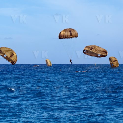 Saut plan d'eau pour les militaires parachutistes du 2e RPIMa © Valérie Koch - Reproduction interdite / Tous droits réservés