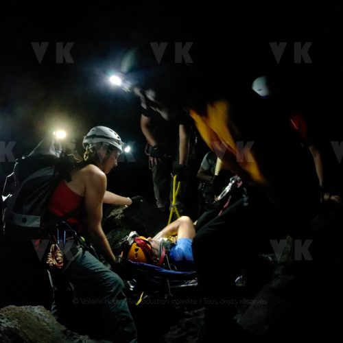 Exercice de secours dans les tunnels de lave du Piton de la Fournaise © Valérie Koch - Reproduction interdite / Tous droits réservés