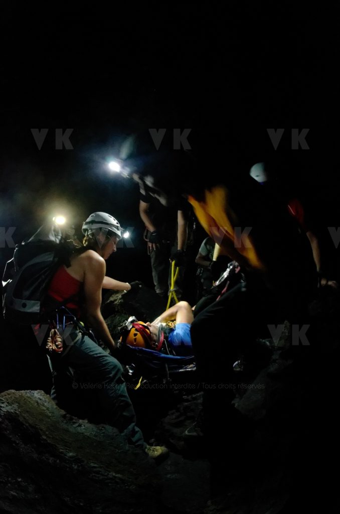 Exercice de secours dans les tunnels de lave du Piton de la Fournaise © Valérie Koch - Reproduction interdite / Tous droits réservés