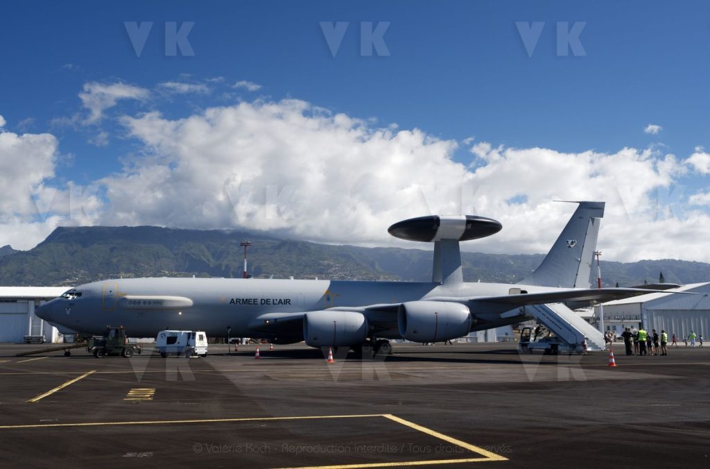 Avion militaire E-3F AWACS a La Reunion - E-3F AWACS military aircraft in La Reunion © Valérie Koch - Reproduction interdite / Tous droits réservés