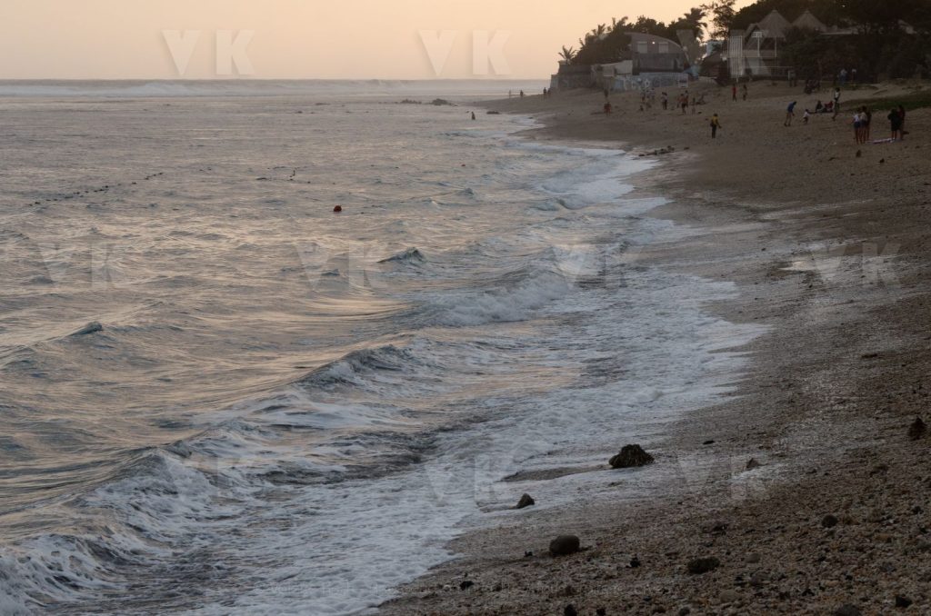 Un fort train de houle de sud-ouest est annonce sur les cotes ouest et sud de La Reunion cette nuit. A strong southwesterly swell train is posting on the west and south coast of La Reunion tonight © Valérie Koch - Reproduction interdite / Tous droits réservés