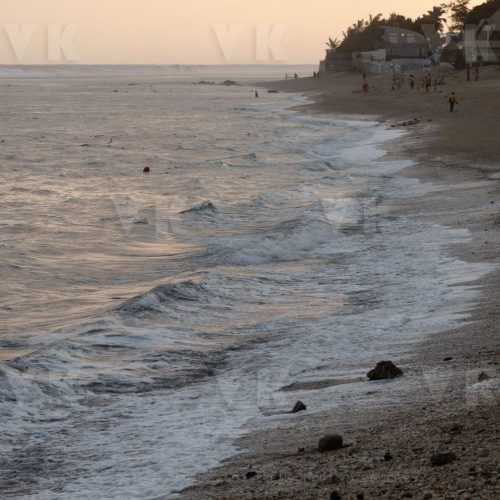 Un fort train de houle de sud-ouest est annonce sur les cotes ouest et sud de La Reunion cette nuit. A strong southwesterly swell train is posting on the west and south coast of La Reunion tonight © Valérie Koch - Reproduction interdite / Tous droits réservés