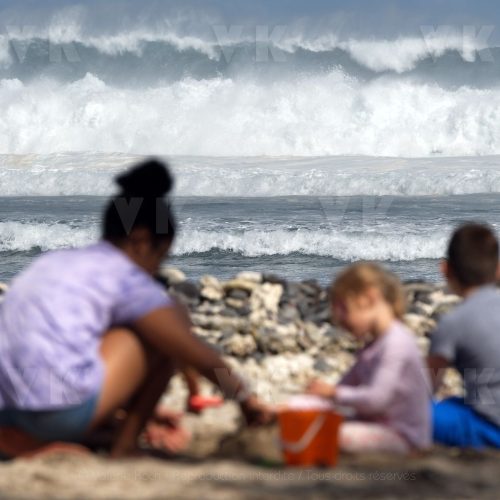 Une forte houle d'hiver australe deferle sur les cotes sud et ouest de La Reunion - A strong southern winter swell sweeps over the southern and western coasts of La Reunion © Valérie Koch - Reproduction interdite / Tous droits réservés