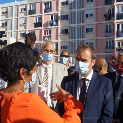 Le ministre de l'Outre-mer a la rencontre d'habitants de logements sociaux. Overseas Minister meets residents of social housing © Valérie Koch - Reproduction interdite / Tous droits réservés